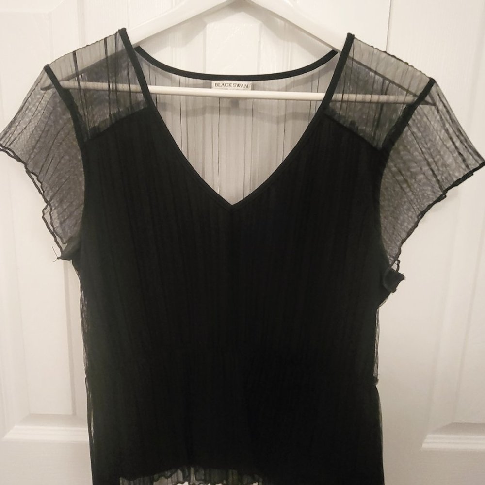 DRESSY HOLIDAY TOP.  PERFECT FOR THE HOLIDAYS!